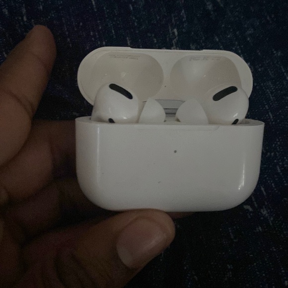 I’m selling AirPods it comes with the charger